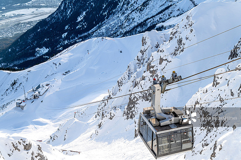 雪山上的高空缆车图片素材