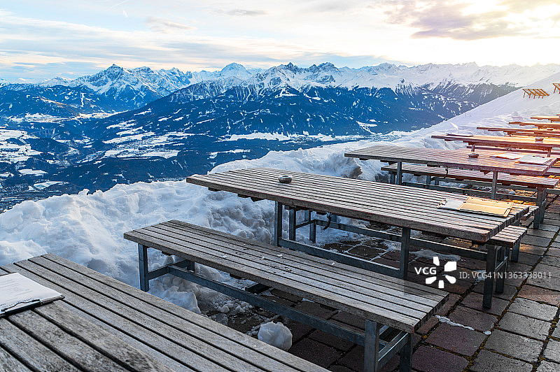雪山下的户外餐桌图片素材