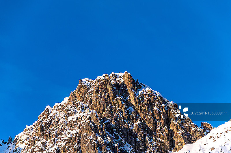 冬季山峰与湛蓝天空图片素材