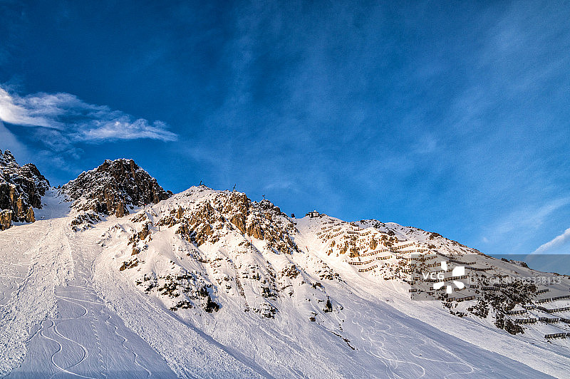 白雪皑皑的山峰与蓝天图片素材