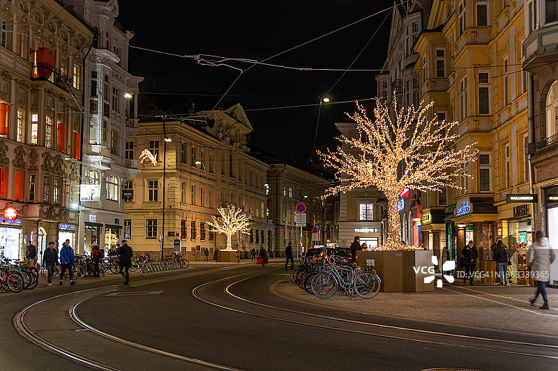 奥地利因斯布鲁克夜晚街道灯光装饰图片素材