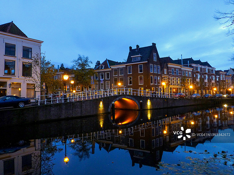 荷兰莱顿运河拱桥图片素材