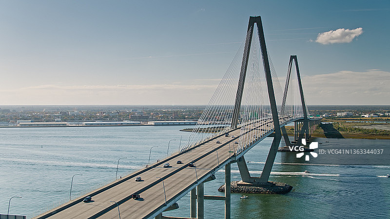 查尔斯顿库珀河大桥交通航拍，南卡罗来纳州图片素材