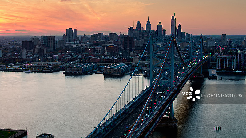 费城本·富兰克林大桥的傍晚交通（航拍）图片素材
