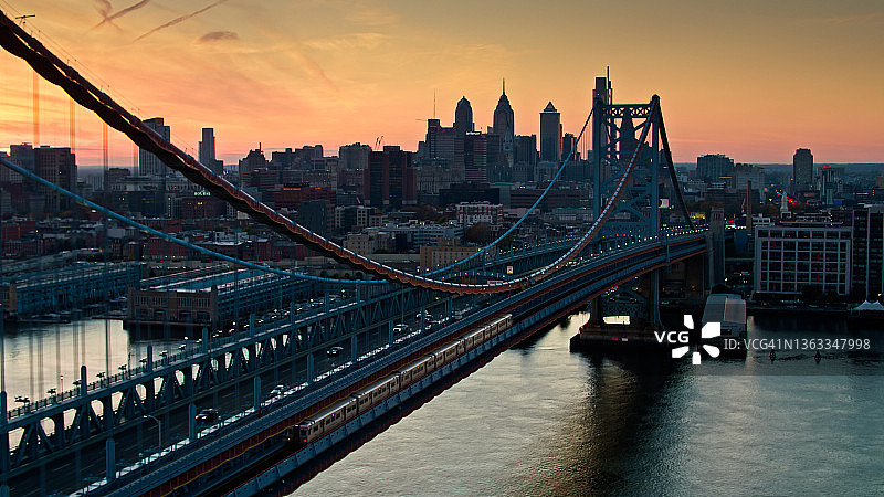 日落时分驶向费城的PATCO列车航拍图片素材