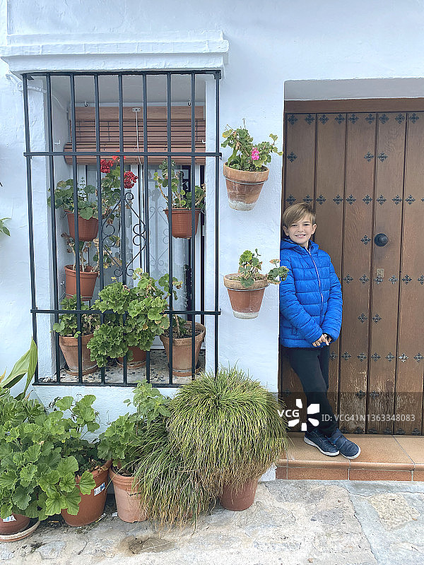 房子前的男孩图片素材