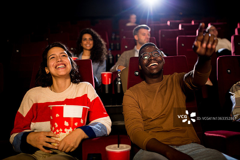朋友们在电影院玩乐图片素材