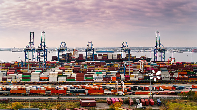 巴尔的摩港的联运集装箱堆场航拍图片素材