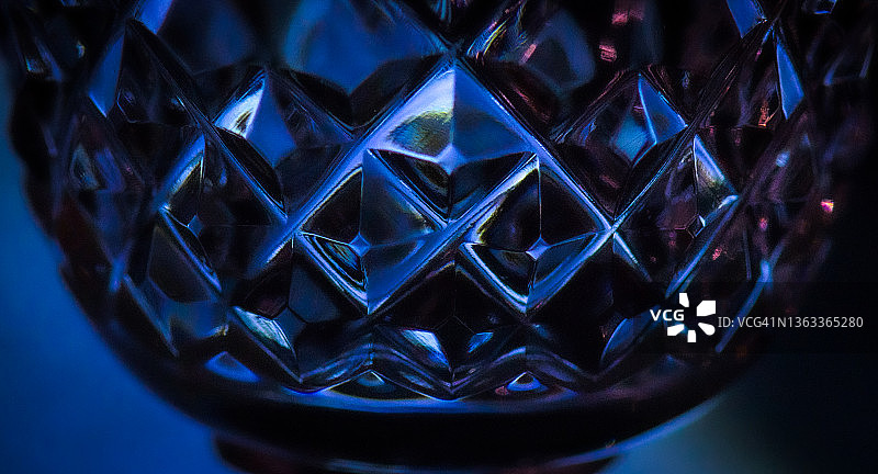 蓝色葡萄酒杯上的装饰切割水晶特写图片素材