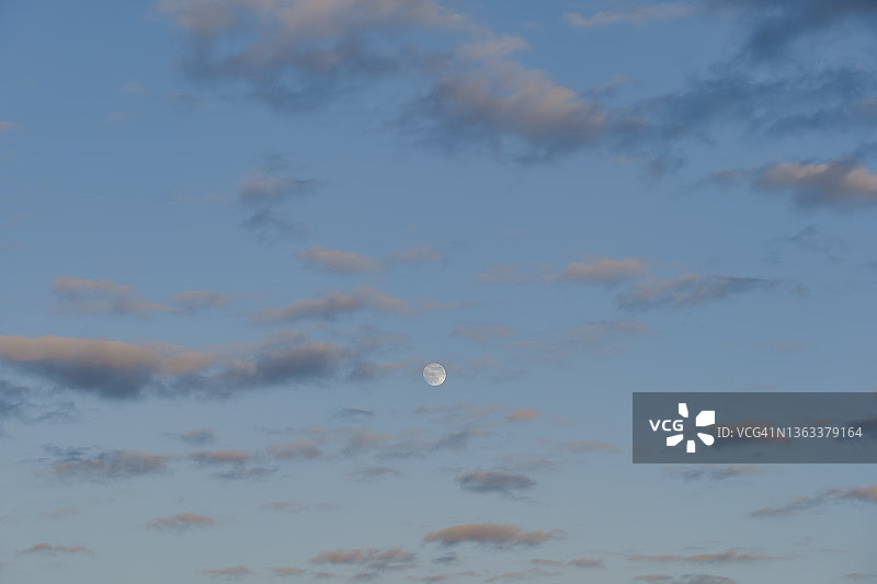 清晨云层上的满月图片素材