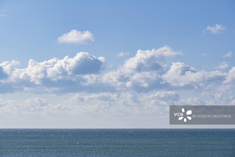 蓝色海洋地平线上蓝天中的白云图片素材