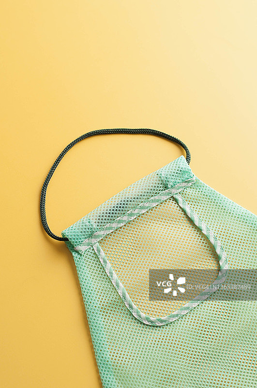 黄色背景上的可重复使用购物袋金融概念扁平化布局图片素材
