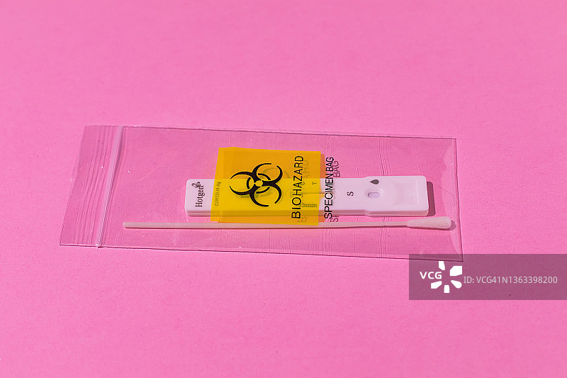 带有生物危害标志的塑料样品袋，内有抗原测试和拭子图片素材