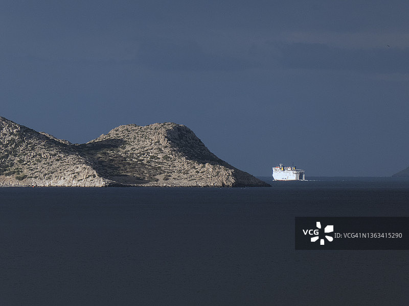 带有渡轮的希腊岛屿图片素材