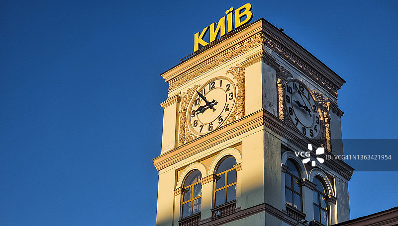 基辅中央火车站的机械钟塔。在大楼上输入“Київ”基辅图片素材