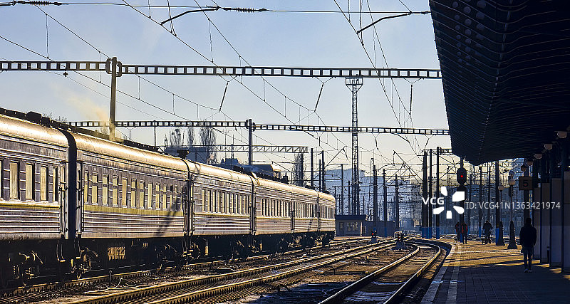 阳光明媚的早晨，火车站的火车图片素材