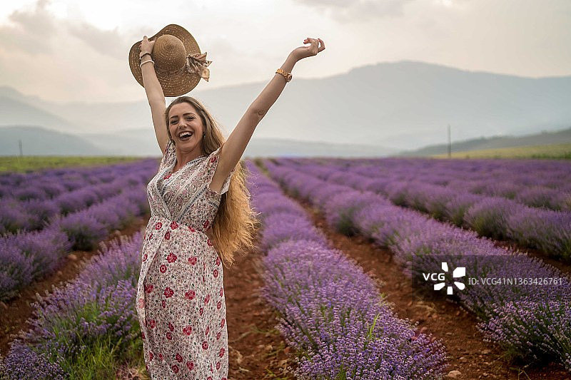 在薰衣草田的年轻女人图片素材