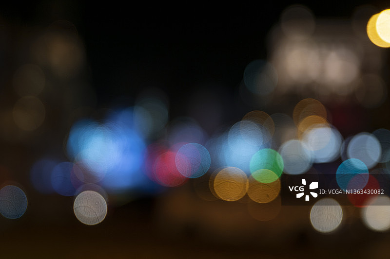 圣诞夜缤纷散焦的节日灯光图片素材
