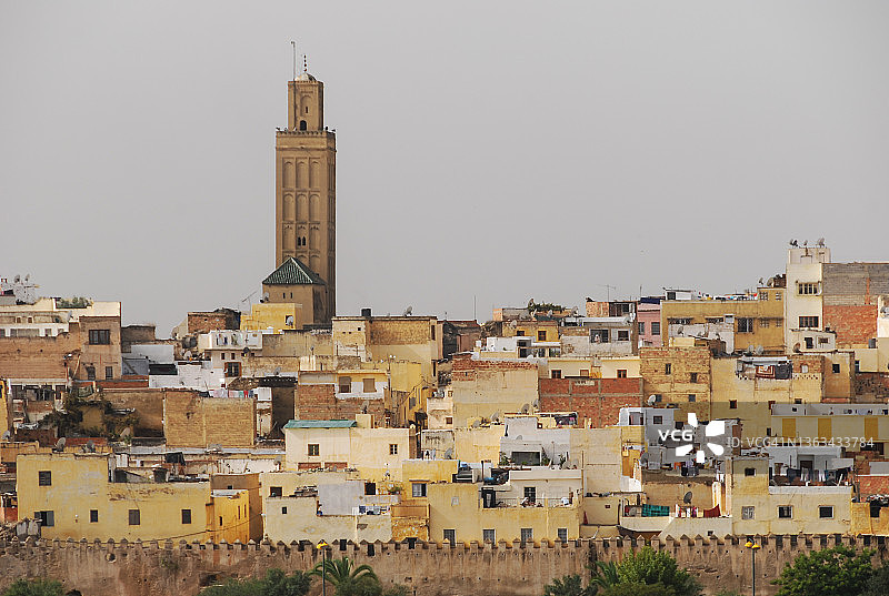 俯瞰摩洛哥梅克内斯老城的巴布·贝尔丹清真寺的宣礼塔图片素材