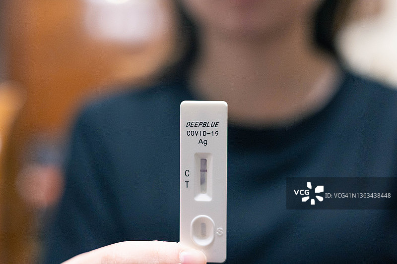 使用新冠快速检测设备结果为阴性图片素材