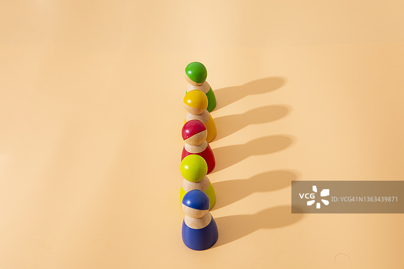 一排木制人偶图片素材