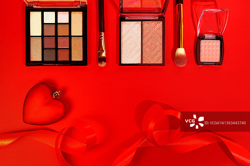 情人节礼物概念：红色背景上的化妆品图片素材