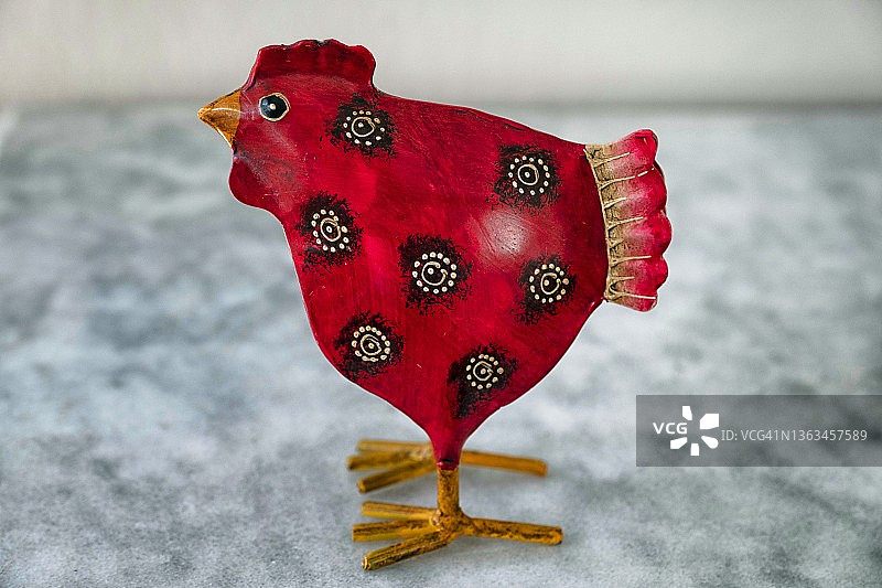 桌面上的金属鸡雕像图片素材