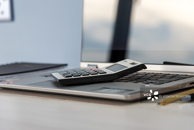 笔记本电脑上的计算器图片素材