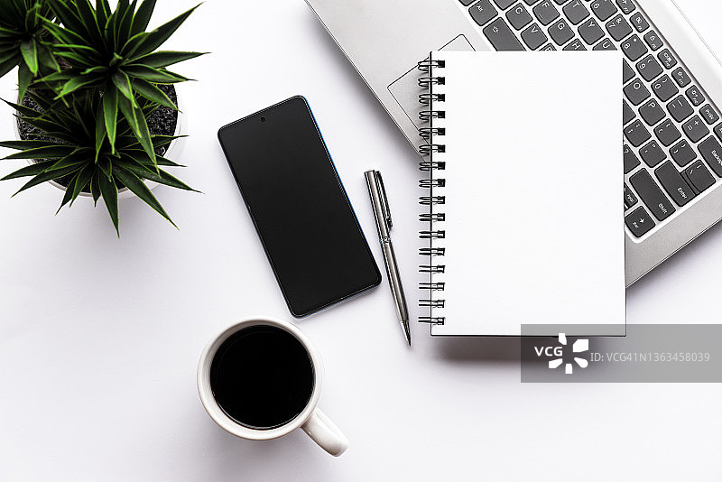 带笔记本、咖啡和笔记本电脑的智能手机图片素材