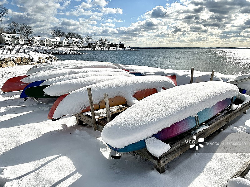 被雪覆盖的皮划艇图片素材
