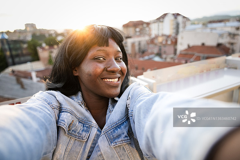 年轻的非洲女人自拍图片素材