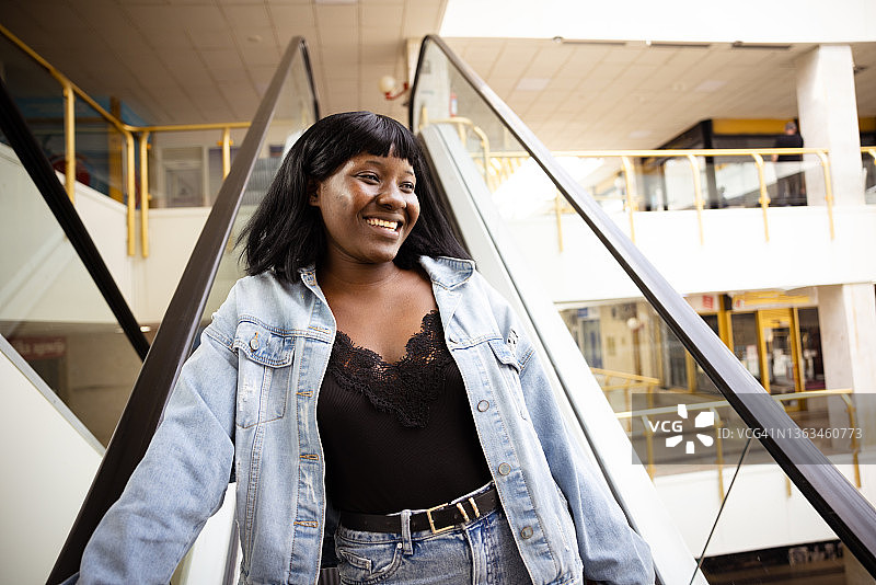 购物中的非洲裔女性图片素材