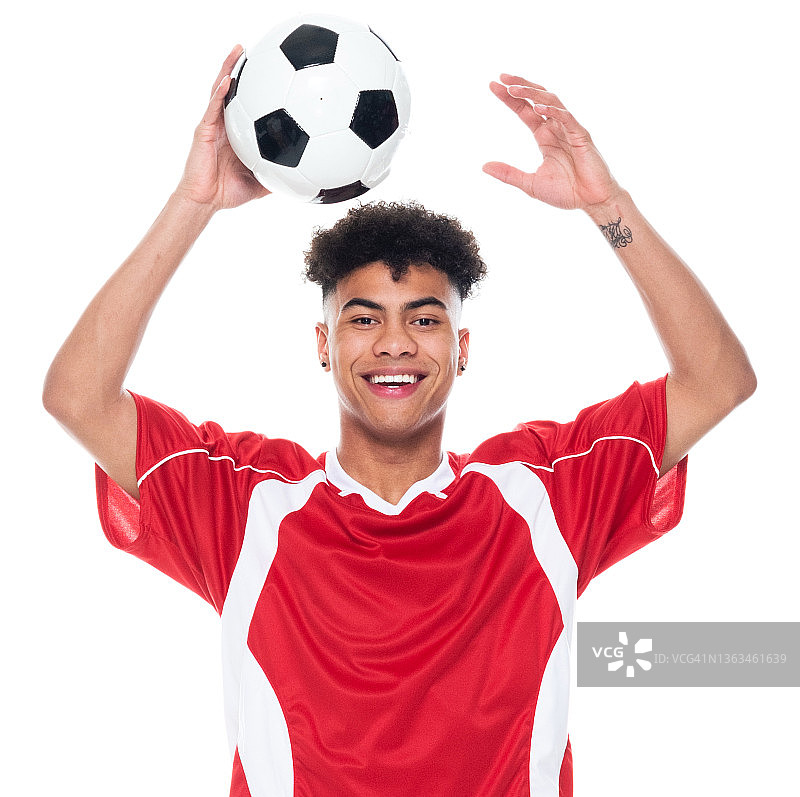 Z世代年轻男性运动员身穿足球服，手持足球图片素材