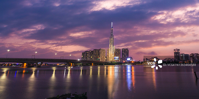 地标81的日落景色——西贡河沿岸的摩天大楼和西贡大桥图片素材