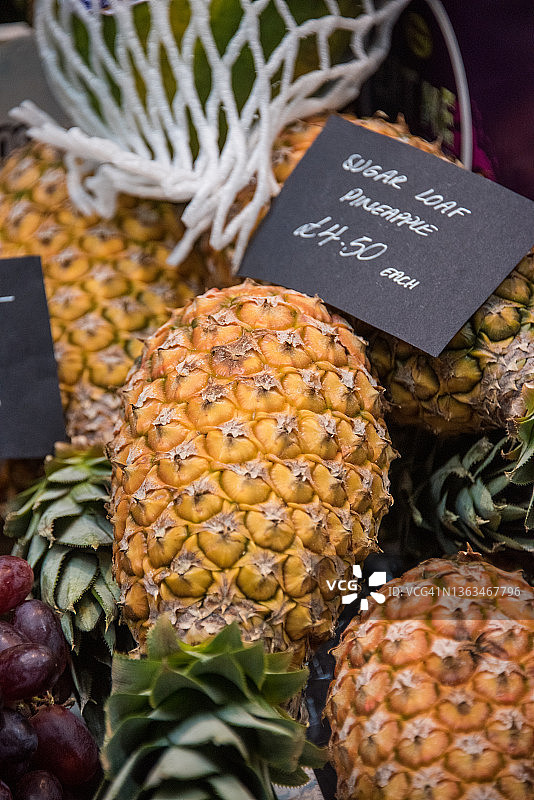 市场上出售的圆锥形菠萝图片素材