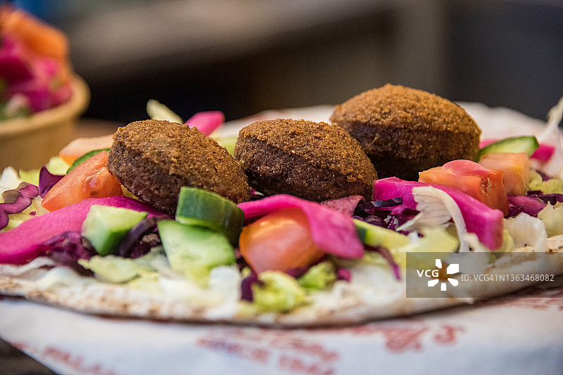 市场上的炸豆丸子卷图片素材