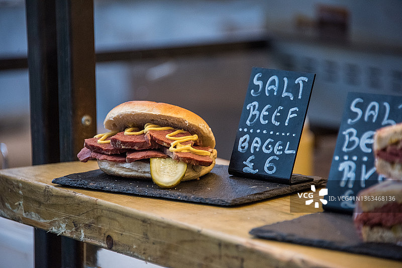 市场上出售的盐牛肉百吉饼图片素材