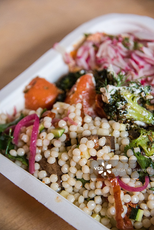 以色列古斯米、红薯沙拉和烤西兰花图片素材