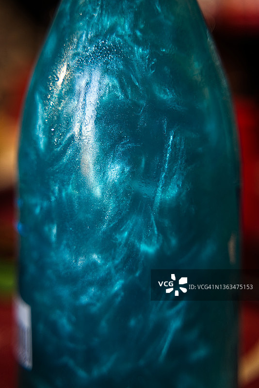 带金属光泽的蓝色软饮图片素材