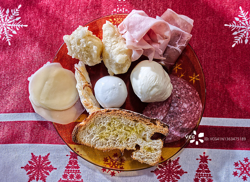 圣诞开胃菜：马苏里拉奶酪和萨拉米香肠图片素材