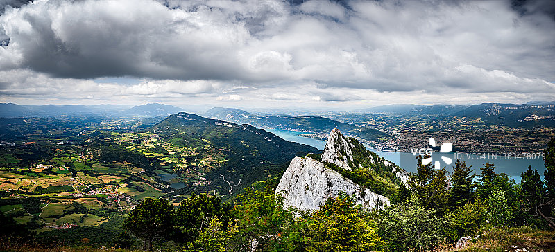 法国阿尔卑斯山猫牙峰，艾克斯莱班城市风光和布尔歇湖全景图片素材