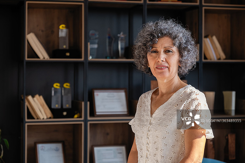 办公室里的年长女性肖像图片素材