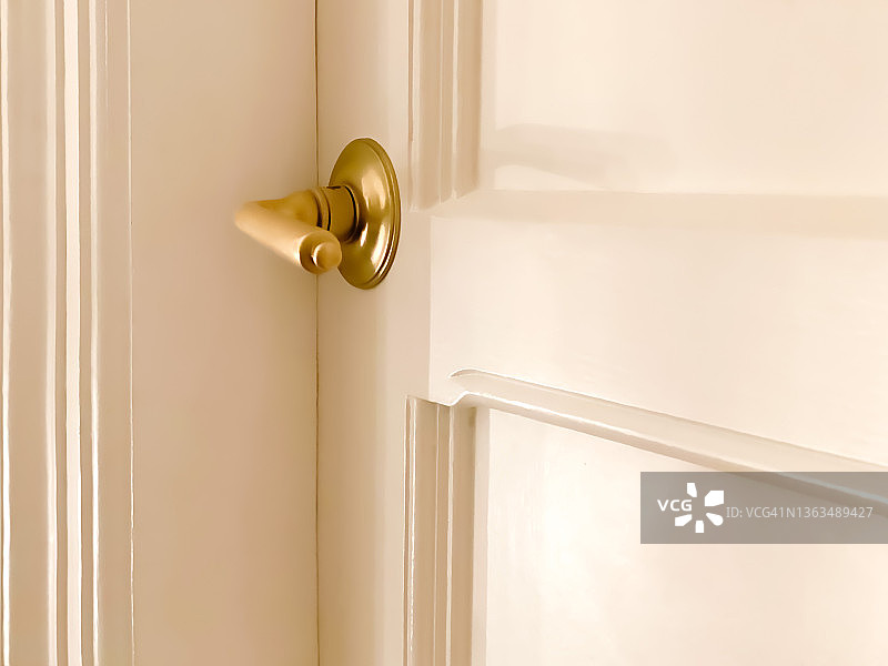 家庭住宅中的紧闭房门图片素材