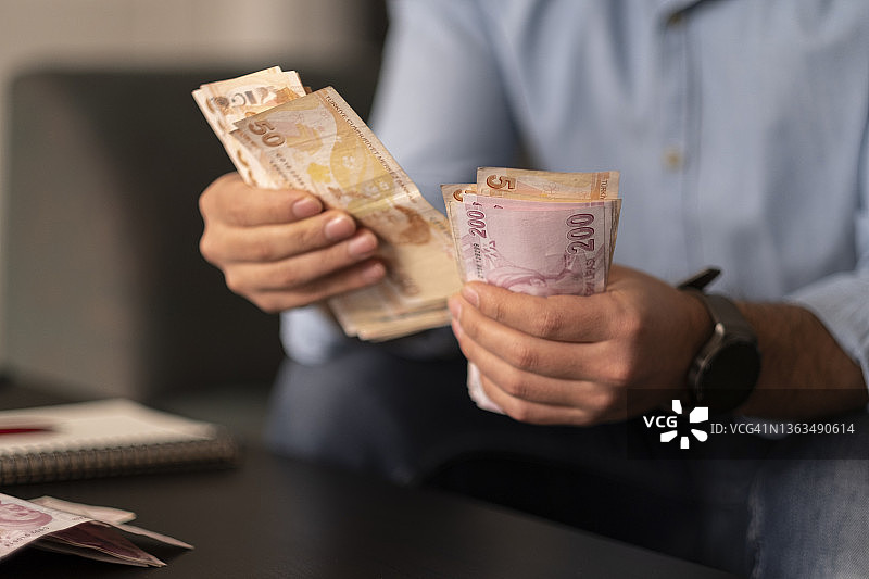 数土耳其纸币的人图片素材