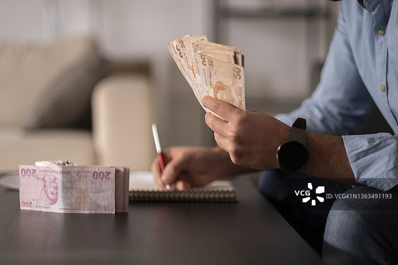 数土耳其纸币的人图片素材