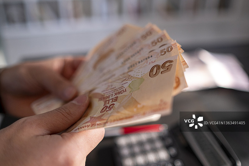 数土耳其纸币的人图片素材