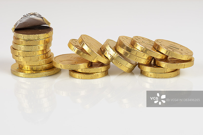 白色背景上的巧克力金币图片素材