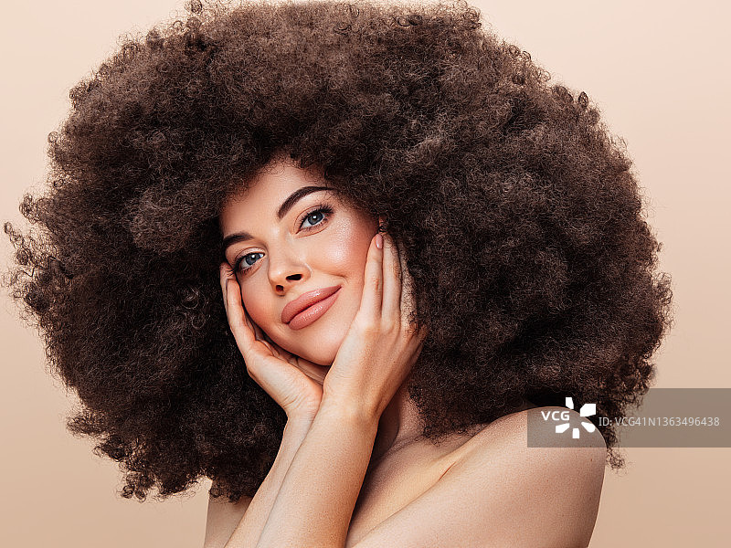 有非洲发型的美丽女人图片素材