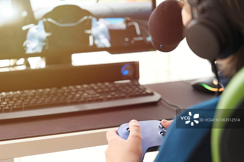 在社交媒体上直播的年轻游戏玩家图片素材