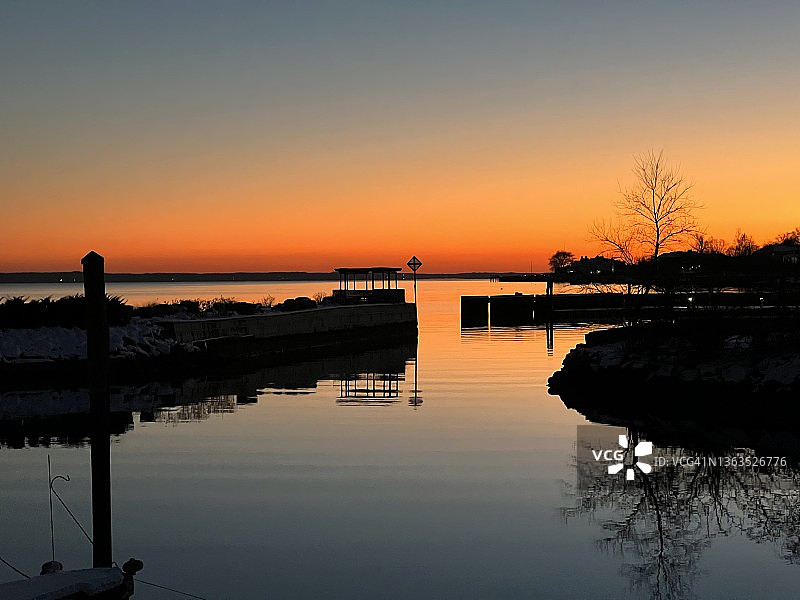冬季水面日落图片素材